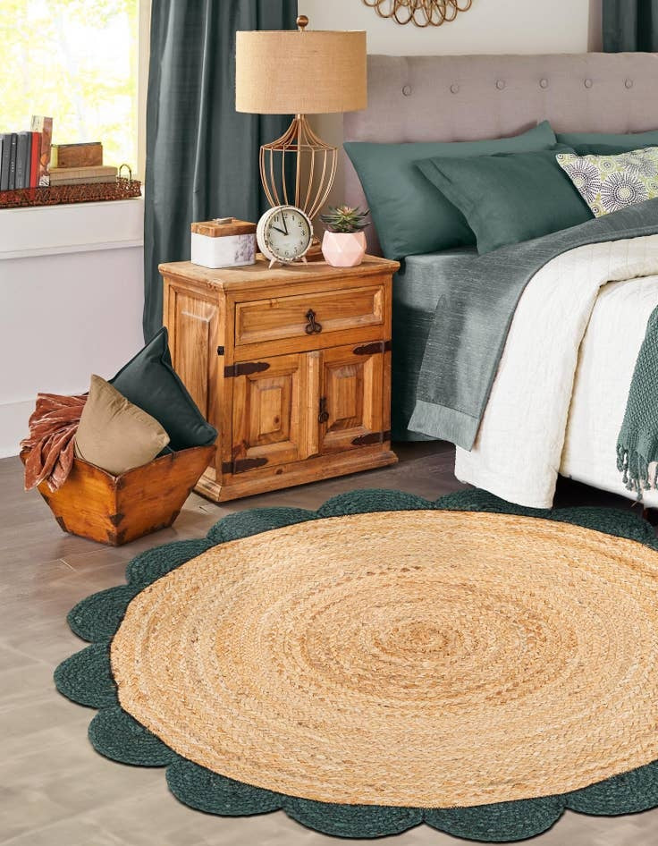 Round natural jute rug with dark green scalloped border, handmade braided boho farmhouse rug for bedroom and cozy home décor

